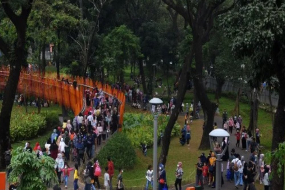 Sejumlah pengunjung menikmati suasana Tebet Eco Park di Jakarta, Kamis (26/5/2022). Warga memanfaatkan hari libur perayaan Kenaikan Isa Almasih dengan berkunjung ke tempat wisata maupun ke taman kota. ANTARA FOTO/Indrianto Eko Suwarso - YU