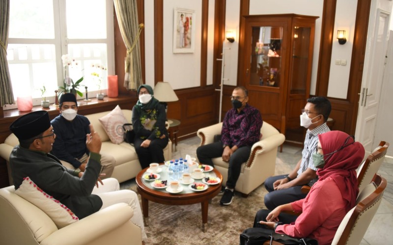 Gubernur Jawa Barat Rridwan Kamil berterima kepada media saat Forum Pemred melakukan kunjungan di Gedung Pakuan, Bandung. - istimewa