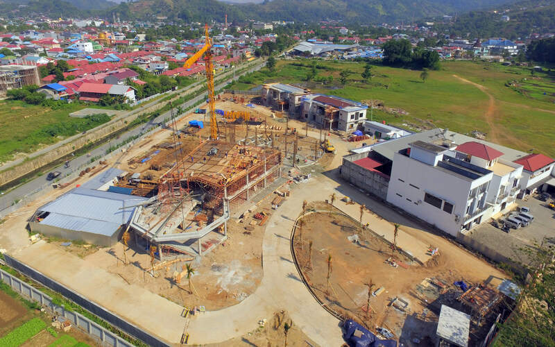 Foto udara suasana pembangunan Gedung Papua Youth Creative Hub di Jalan Poros, Distrik Abepura, Jayapura, Papua, Senin (13/6/2022). Pembangunan gedung pusat pelatihan dan pengembangan kewirausahaan bagi anak muda di Papua tersebut saat ini telah mencapai 40 persen. - Antara/Gusti Tanati.