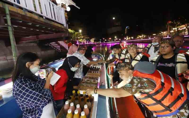 Wali Kota Surabaya Er Cahyadi menikmati wisata floating market di Sungai Kalimas Surabaya. - Dok. Pemkot Surabaya