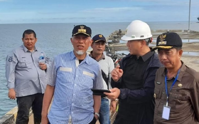 Gubernur Sumatra Barat Mahyeldi saat meninjau di Pelabuhan Teluk Tapang, Kabupaten Pasaman Barat, Sumbar, Rabu (15/6/2022).  - Istimewa