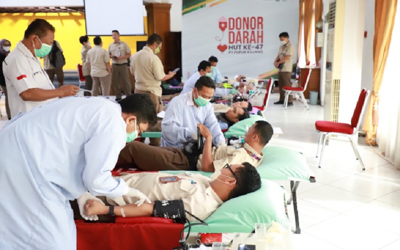 Memperingati hari jadi perusahaan ke/47, Pupuk Kujang menggelar donor darah yang diikuti direksi dan karyawan.