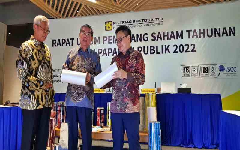 Direktur Utama Trias Sentosa, Sugeng Kurniawan (tengah) memamerkan produk film packaging saat menggelar RUPS dan Paparan Publik di Surabaya, Jumat (17/6 - 2022). Bisnis / Peni Widarti