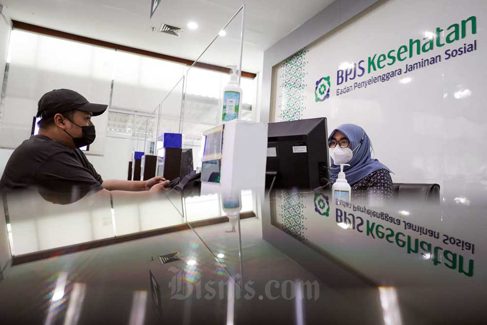 Karyawati melayani peserta di salah satu kantor cabang BPJS Kesehatan di Jakarta, Selasa (14/6/2022). Bisnis - Suselo Jati