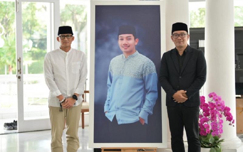 Menparekraf Sandiaga Uno bertakziah ke Rumah Dinas Gubernur Jawa Barat Ridwan Kamil, di Gedung Pakuan, Kota Bandung.