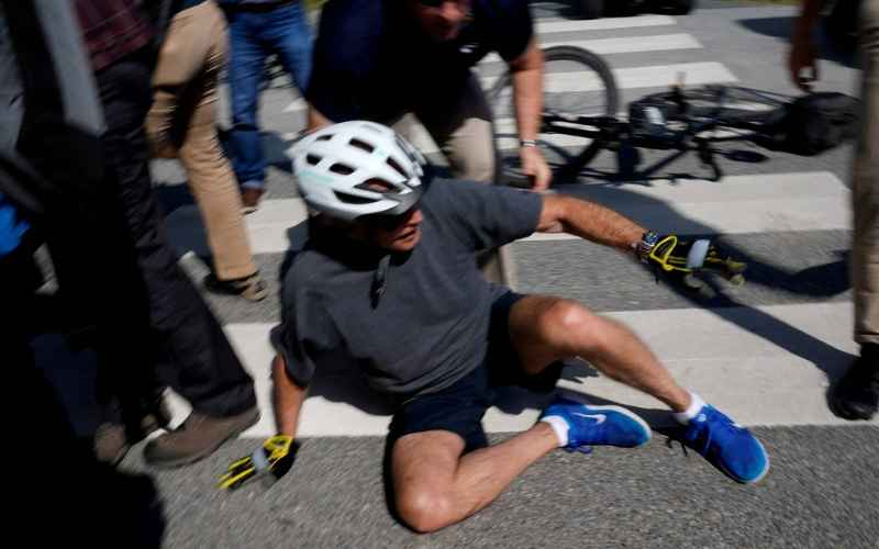 Foto Detik-detik Presiden Joe Biden Jatuh dari Sepeda saat Menyapa Warga Sekitar