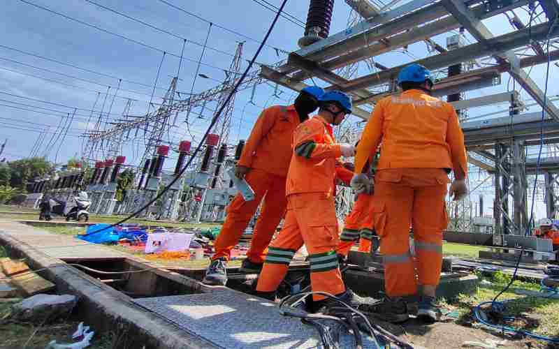 Petugas PLN UIT JBM melakukan penggantian material transmisi utama dari GI Sukolilo ke GI Kenjeran Surabaya. Dok. PLN UIT JBM