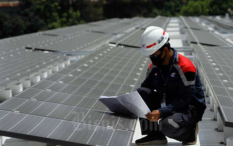 Ilustrasi - Suasana instalasi panel surya dari ketinggian di Masjid Istiqlal, Jakarta, Kamis (27/8/2020). Penggunaan pembangkit listrik tenaga surya ini sebagai upaya mendukung penggunaan energi yang ramah lingkungan, efektif dan efisien. Bisnis - Himawan L Nugraha