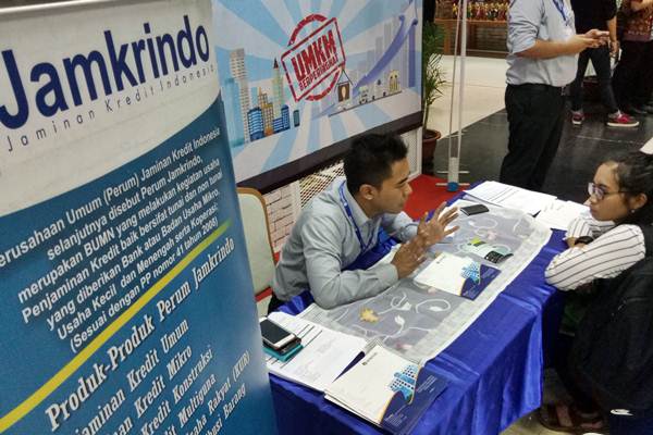 Karyawan Jamkrindo memberikan penjelasan mengenai produk penjaminan kredit kepada calon nasabah, di Jakarta. - JIBI/Dedi Gunawan