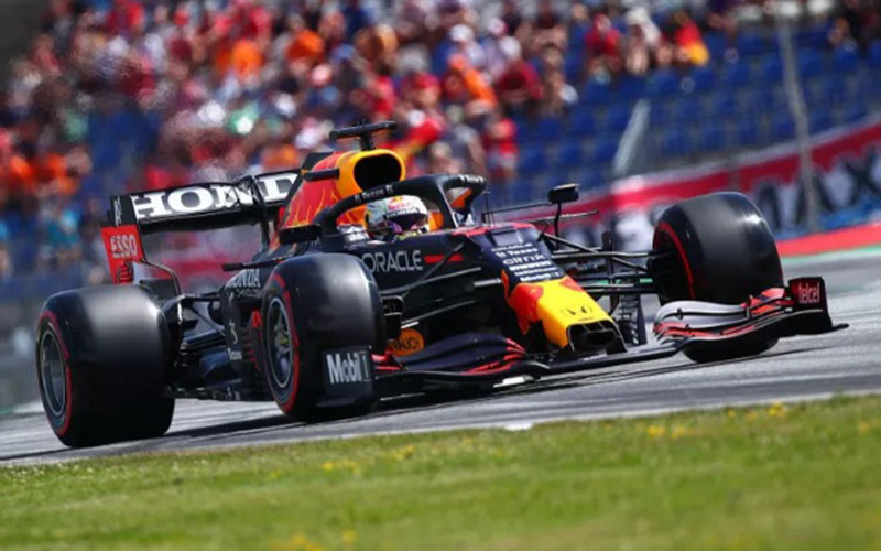 Pebalap tim Red Bull Max Verstappen menjalani sesi kualifikasi Grand Prix Austria, Sirkuit Red Bull Ring, Spielberg, pada Sabtu (3/7/2021)./Antara - Reuters