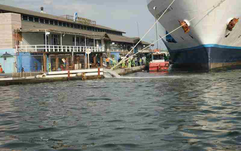 Aktivitas penyedotan air rob ke laut di Pelabuhan Tanjung Emas Semarang. Dok. Pelindo