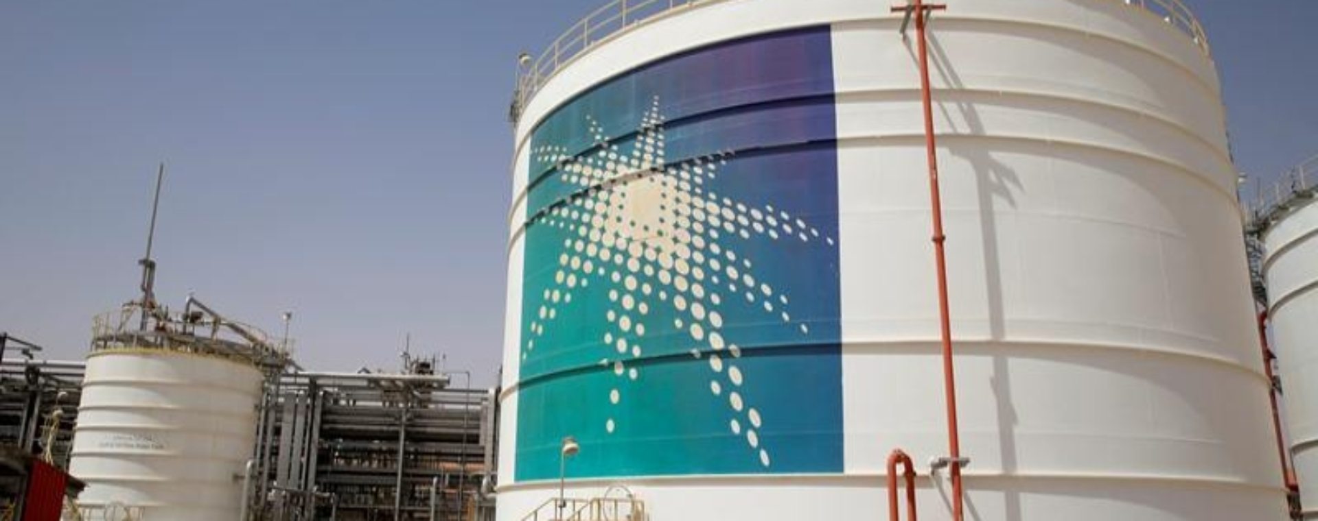 Tangki minyak Aramco terlihat di fasilitas produksi di ladang minyak Saudi Aramco di Shaybah, Arab Saudi, Selasa (22/5/2018). - Reuters Penolakan Raksasa Minyak Dunia di Kampanye Penurunan Emisi