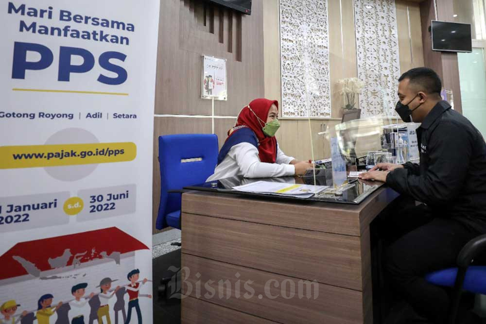Petugas melayani wajib pajak di salah satu kantor pelayanan pajak pratama di Jakarta, Senin (20/6/2022). Bisnis - Eusebio Chrysnamurti