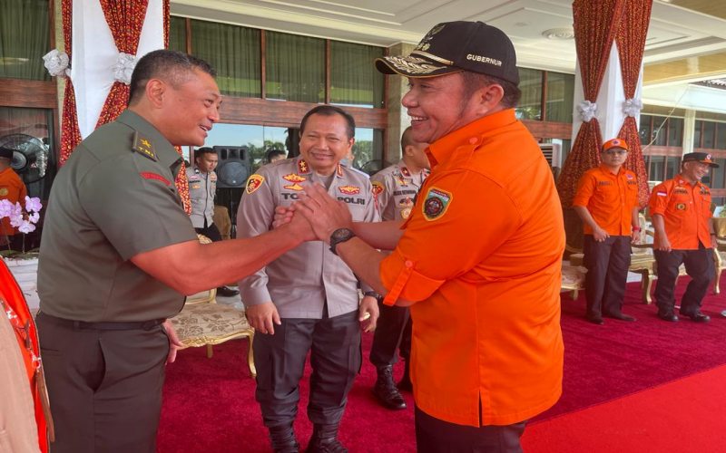 Gubernur Sumsel Herman Deru (kanan) berbincang dengan pihak TNI dan Polri usai apel siaga karhutla 2022, Rabu (22/6).  - Bisnis/Dinda Wulandari