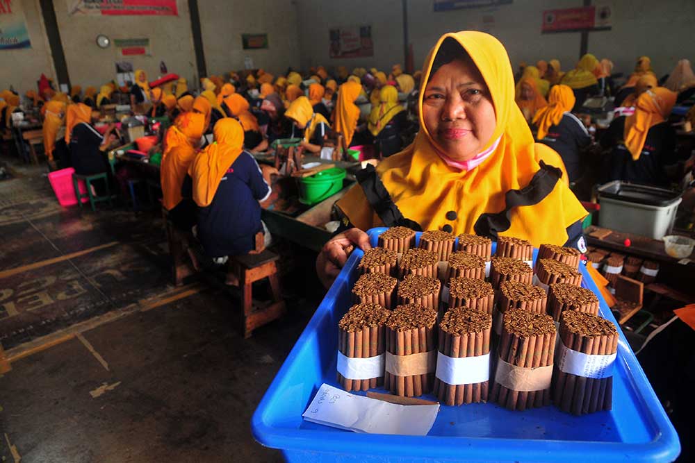 Pekerja menunjukkan Sigaret Kretek Tangan (SKT) di Kawasan Industri Hasil Tembakau (KIHT) Desa Megawon, Kudus, Jawa Tengah, Kamis (9/6/2022). ANTARA FOTO - Yusuf Nugroho