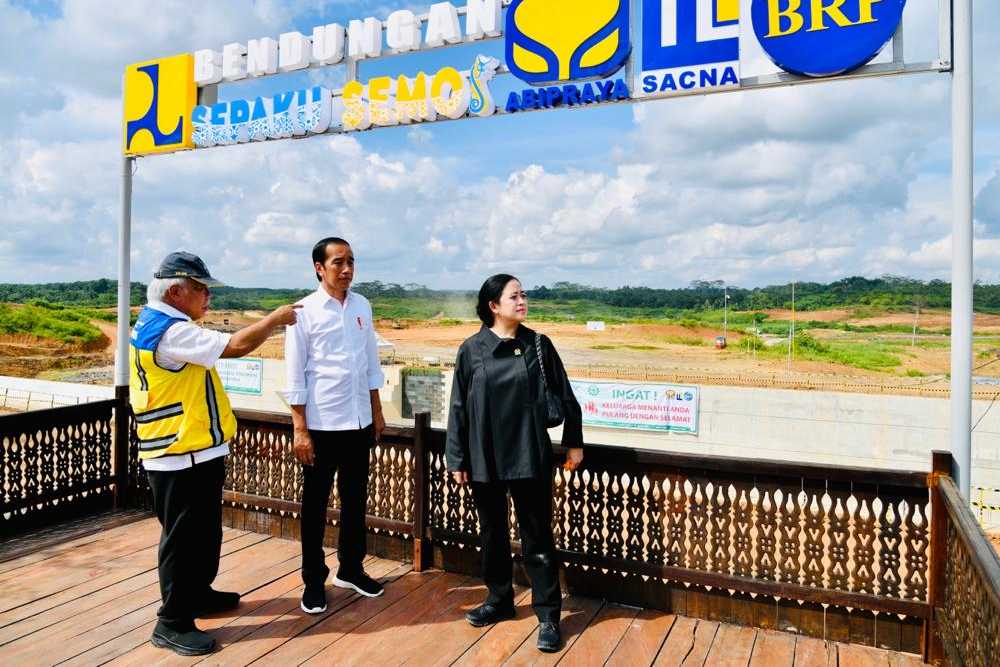Menteri PUPR Basuki Hadimuljono, Presiden Jokowi, dan Ketua DPR Puan Maharani meninjau lokasi Bendungan Sepaku Semoi di Kalimantan Timur, Rabu (22/6/2022)  -  Sekretariat Presiden  