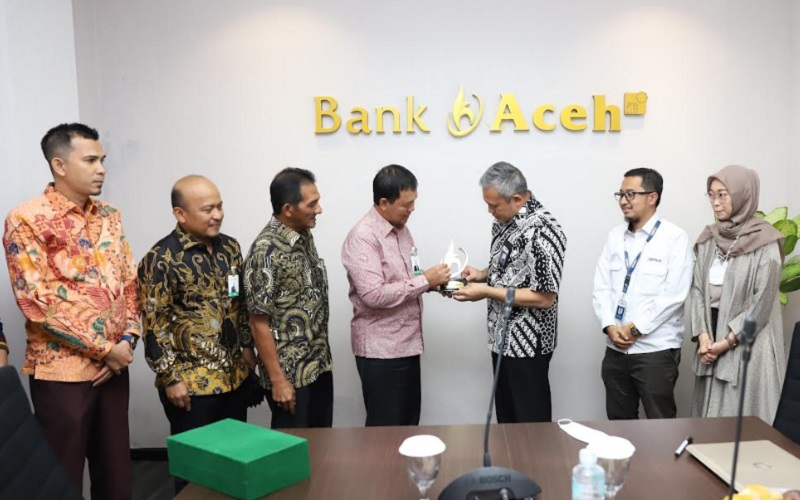 Direktur Utama Bank Aceh Haizir Sulaiman saat memberi cindera mata kepada Kepala Divisi Penempatan BPKH Arif Fauzan di Kantor Pusat Bank Aceh, Kota Banda Aceh, Selasa (21/06/2022).  -  Istimewa 