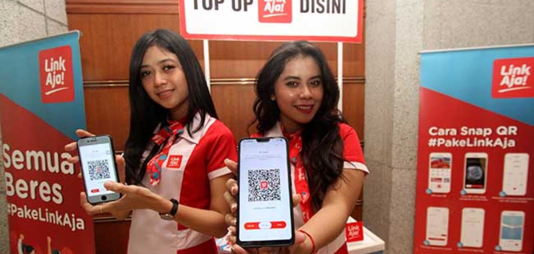 Sales Promotion Girl (SPG) menunjukkan aplikasi LinkAja di Jakarta. - Bisnis/Arief Hermawan P