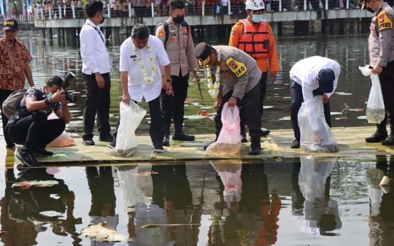 Sebanyak 7,6 juta benih ikan air tawar ditebar ke Situ Bagendit, Kabupaten Garut.