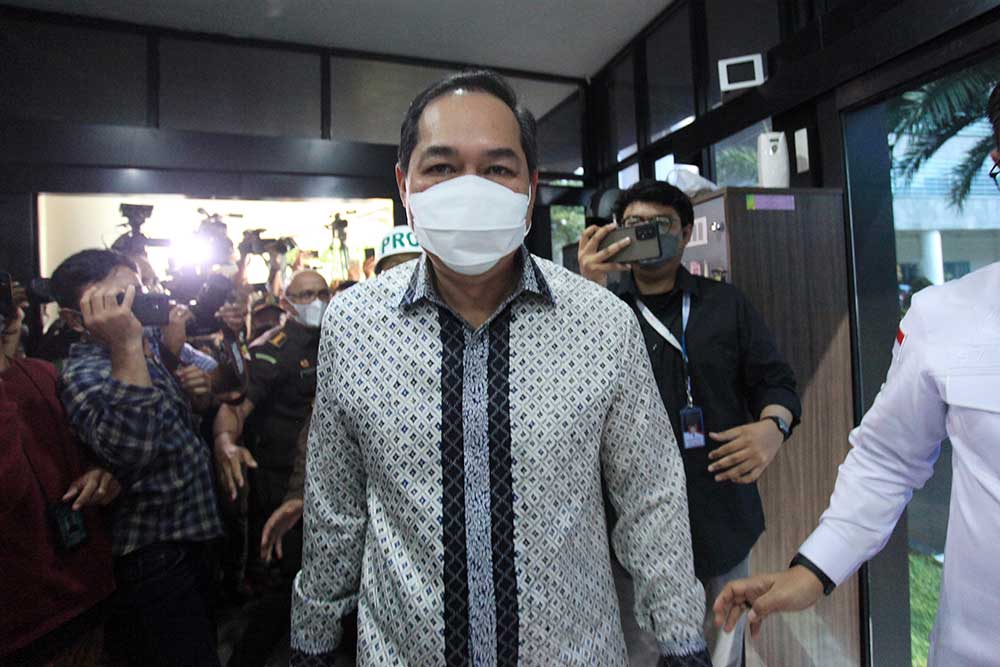 Mantan Menteri Perdagangan Muhammad Lutfi tiba untuk menjalani pemeriksaan di Gedung Bundar, Kejagung, Jakarta, Rabu (22/6/2022). ANTARA FOTO - Reno Esnir