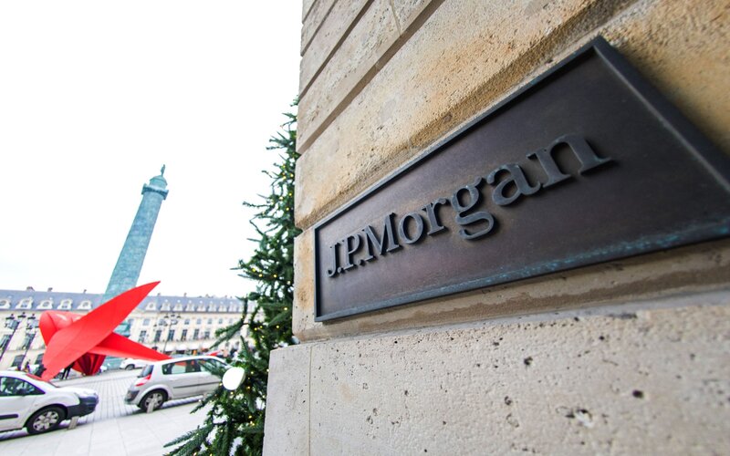 Papan nama JPMorgan Chase & Co. di Paris, Prancis -  Bloomberg / Nathan Laine