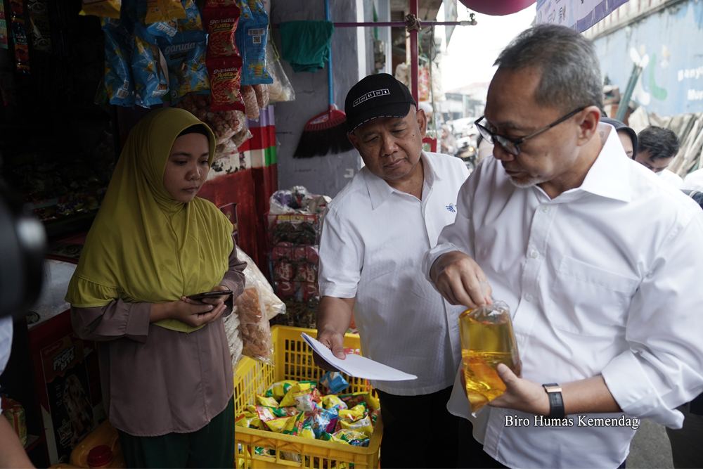 Menteri Perdagangan, Zulkifli Hasan meninjau sejumlah tempat penjualan minyak goreng curah rakyat (MGCR) di beberapa toko kelontong di wilayah Klender, Jakarta, Rabu, 22 Juni 2022 / Dok. Biro Humas Kemendag.
