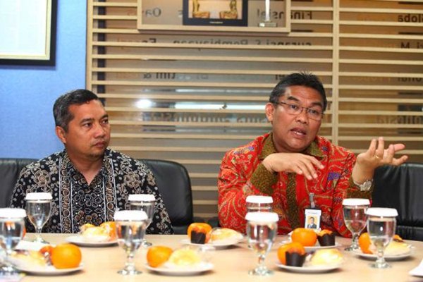 Irvandi Gustari (kanan) saat berkunjung ke Wisma Bisnis Indonesia, di Jakarta, dalam jabatan sebelumnya. - Bisnis/Dwi Prasetya