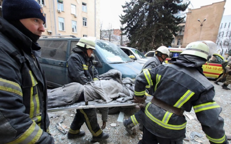 Tim penyelamat membawa mayat dengan tandu di luar gedung pemerintah daerah, yang menurut pejabat kota terkena serangan rudal Rusia, di pusat kota Kharkiv, Ukraina, pada Selasa (1/2/2022). - Aljazeera/Reuters. 