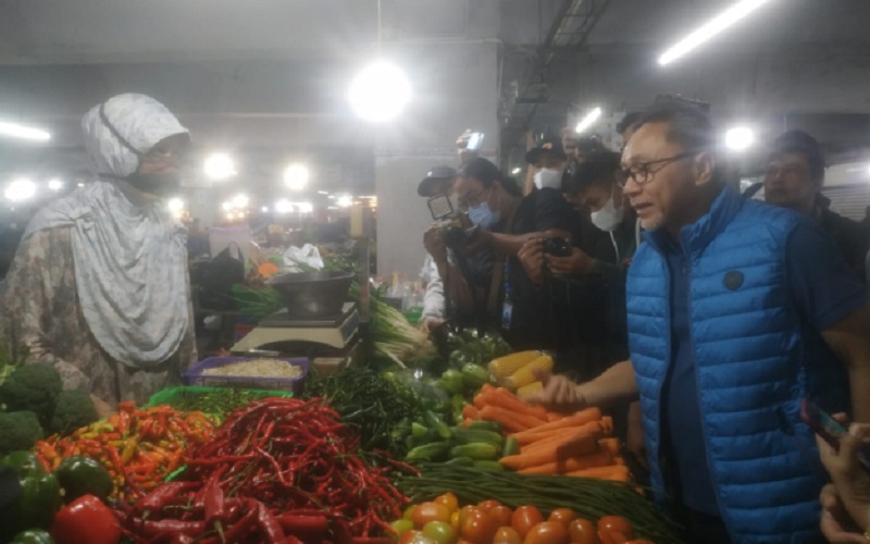 Mendag Zulkifli Hasan saat mengunjungi Pasar Kosambi, Bandung, Kamis (23/6 - 2022).