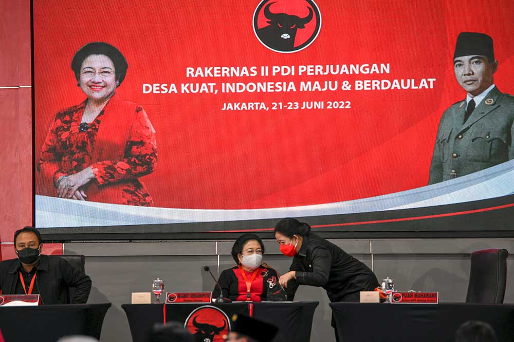 Ketua Umum PDI Perjuangan Megawati Soekarnoputri (tengah) berbincang dengan Ketua Dewan Pimpinan Pusat (DPP) Puan Maharani (kanan) saat paripurna pertama dalam Rapat Kerja Nasional (Rakernas) II PDI Perjuangan di Jakarta, Selasa (21/6/2022). ANTARA FOTO - M Risyal Hidayat