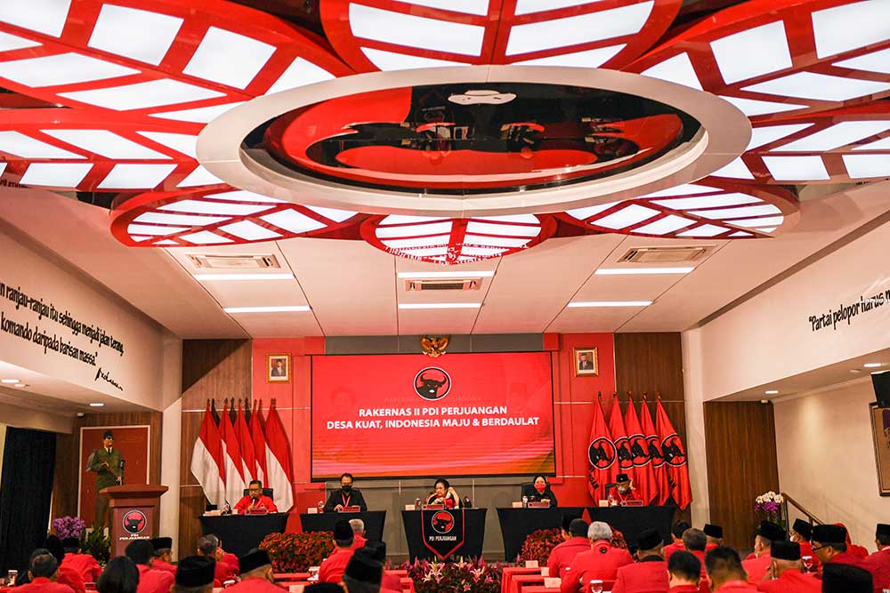 Sekjen PDI Perjuangan Hasto Kristiyanto (dari kiri), Ketua DPP  Bidang Ekonomi Kreatif dan Ekonomi Digital Prananda Prabowo, Ketua Umum Megawati Soekarnoputri, Ketua DPP Puan Maharani dan Bendahara Umum Olly Dondokambey saat Paripurna pertama dalam Rapat Kerja Nasional (Rakernas) II PDI Perjuangan di Jakarta, Selasa (21/6/2022). ANTARA FOTO - M Risyal Hidayat