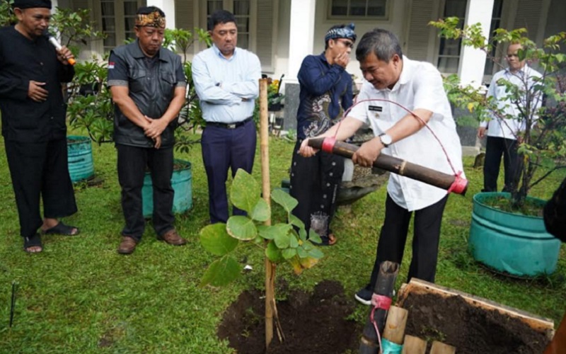 Bupati Garut Rudy Gunawan saat menyiram pohon samida yang ditanam di Komplek Gedung Pendopo, Kecamatan Garut Kota, Kabupaten Garut.