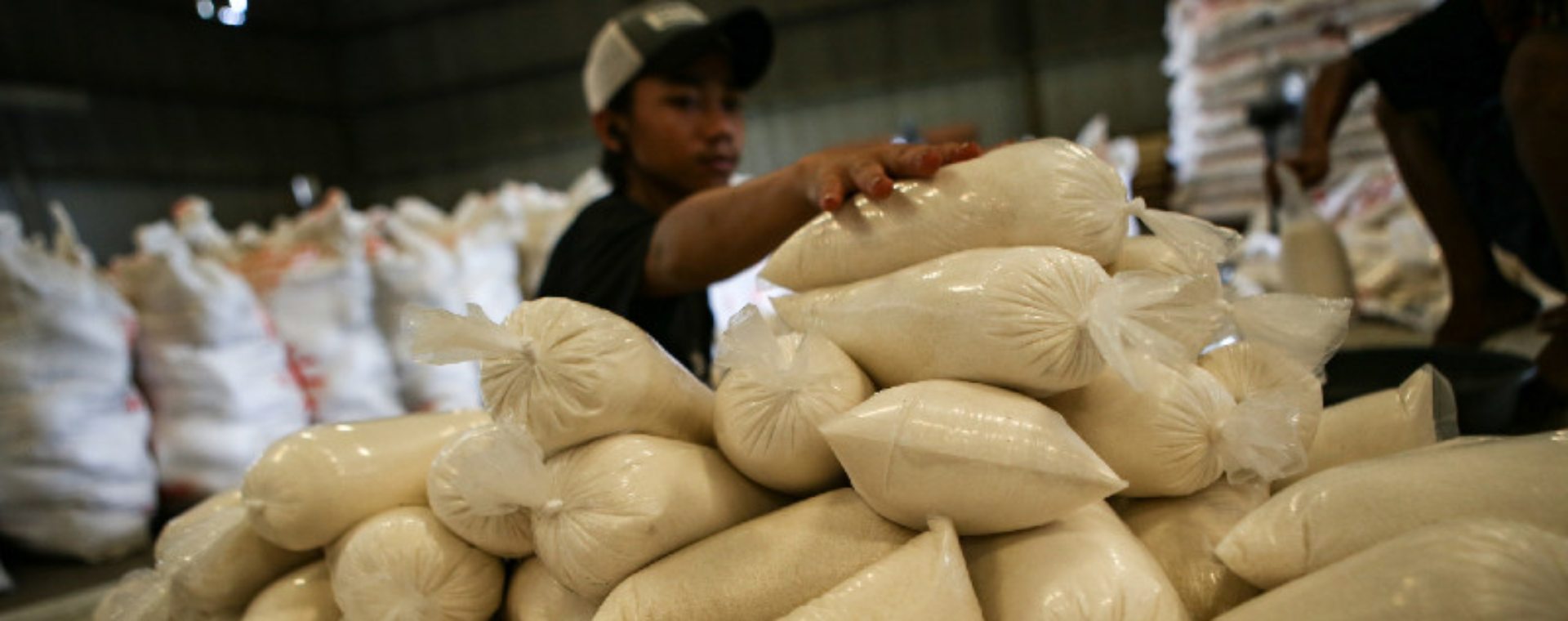 Pekerja menyiapkan gula pasir untuk disalurkan ke operasi pasar dan penyaluran Bantuan Pangan Non Tunai (BPNT) di Gudang Perum Bulog Sub-Divisi Regional Tangerang, Kota Tangerang, Banten, Jumat (3/4 - 2020). ANTARA IPO Aman Agrindo (GULA) dan Prospek Pasar Gula Indonesia
