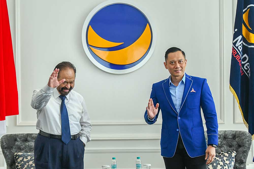 Ketua Umum Partai NasDem Surya Paloh (kiri) berbincang dengan Ketua Umum Partai Demokrat Agus Harimurti Yudhoyono  (kanan) di Kantor DPP Nasdem, Jakarta, Kamis (23/6/2022). ANTARA FOTO - Galih Pradipta