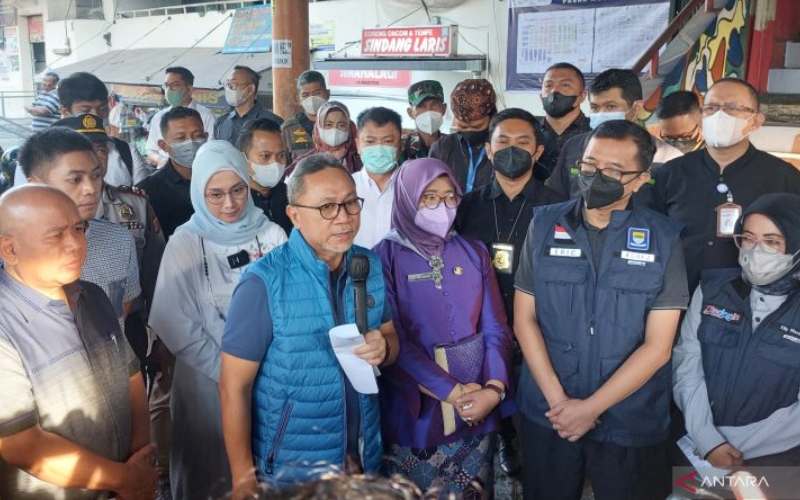 Menteri Perdagangan (Mendag) Zulkifli Hasan seusai meninjau harga kebutuhan pokok di Pasar Kosambi di Jalan Ahmad Yani Kota Bandung, Kamis (23/6/2022). (ANTARA - Ajat Sudrajat) 