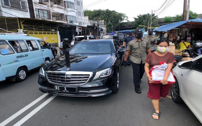 Rombongan Presiden Joko Widodo saat meninjau sejumlah lokasi di Jakarta, Selasa (11/5 - 2021). 