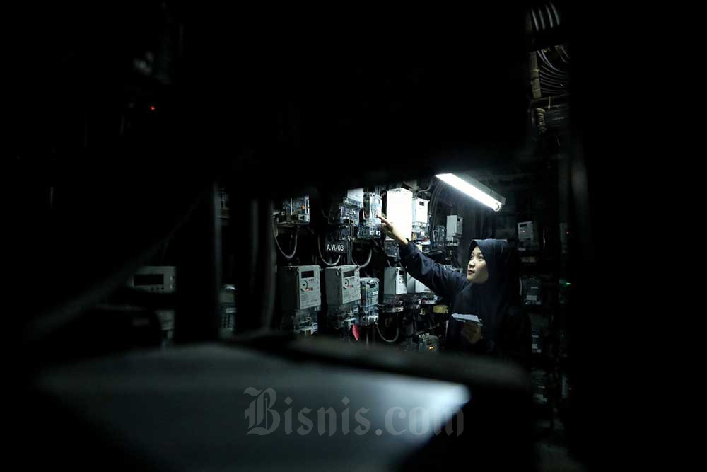 Warga melakukan pengisian listrik prabayar di Jakarta, Senin (13/6/2022). Bisnis - Eusebio Chrysnamurti