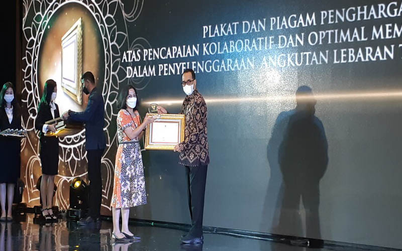 Mudik 2022, Bisnis Indonesia Raih Penghargaan dari Menhub Budi Karya