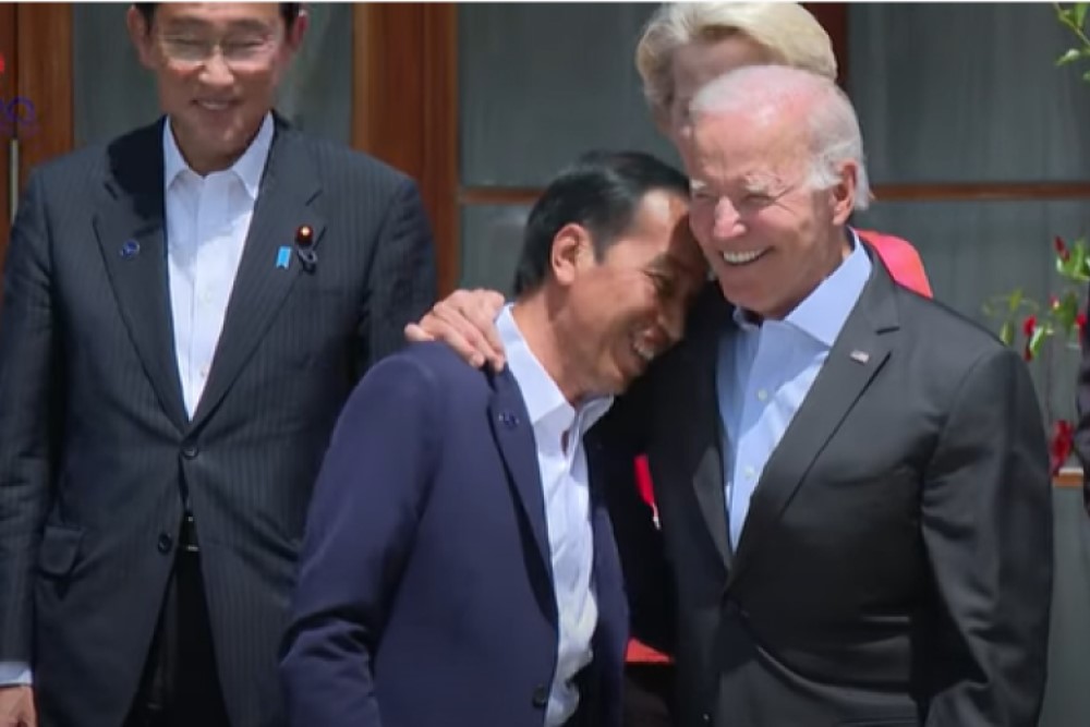 Pelukan Hangat Joe Biden untuk Presiden Jokowi di KTT G7 dan Misi Perdamaian