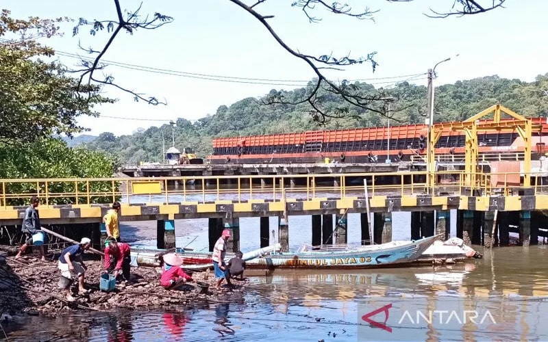 Nelayan Kerja Bakti Bersihkan Tumpahan Minyak di Cilacap
