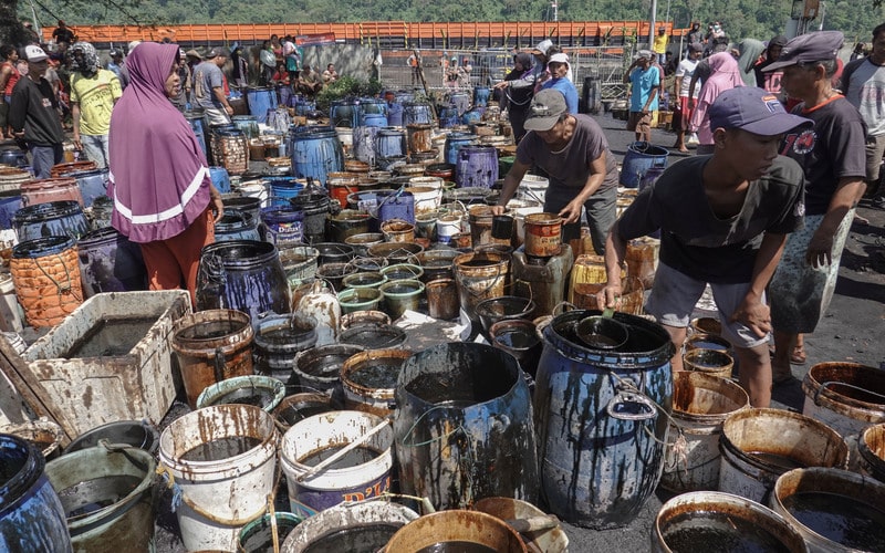 Foto-foto Pengumpulan Tumpahan Minyak di Cilacap