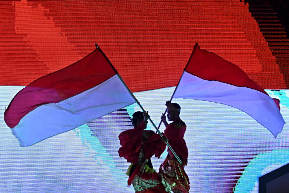 Sejumlah penari membawa bendera Merah Putih dalam acara Peluncuran Tahapan Pemilu 2024 di Gedung KPU, Jakarta, Selasa (14/6/2022). Acara tersebut menjadi penanda secara resmi dimulainya tahapan-tahapan Pemilu, yakni Pemilu serentak pada 14 Februari 2024 dan Pilkada serentak pada 27 November 2024. ANTARA FOTO/Aditya Pradana Putra - wsj.