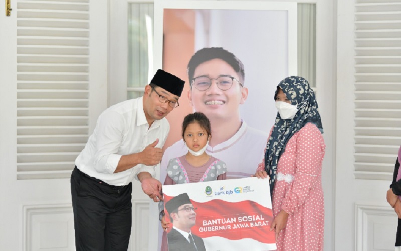 Ridwan Kamil Berikan Bantuan Pendidikan untuk Anak Yatim Alika Putri
