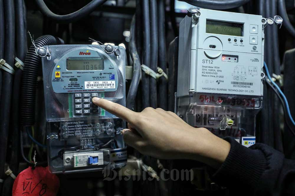 Warga melakukan pengisian listrik prabayar di Jakarta, Senin (13/6/2022). Bisnis - Eusebio Chrysnamurti