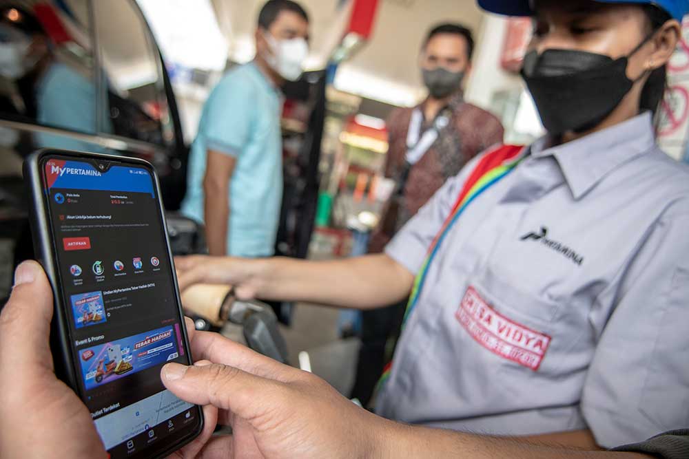 Warga menunjukan aplikasi MyPertamina saat mengisi bahan bakar pertalite di SPBU Pertamina Abdul Muis, Jakarta, Rabu (29/6/2022).  ANTARA FOTO - Muhammad Adimaja