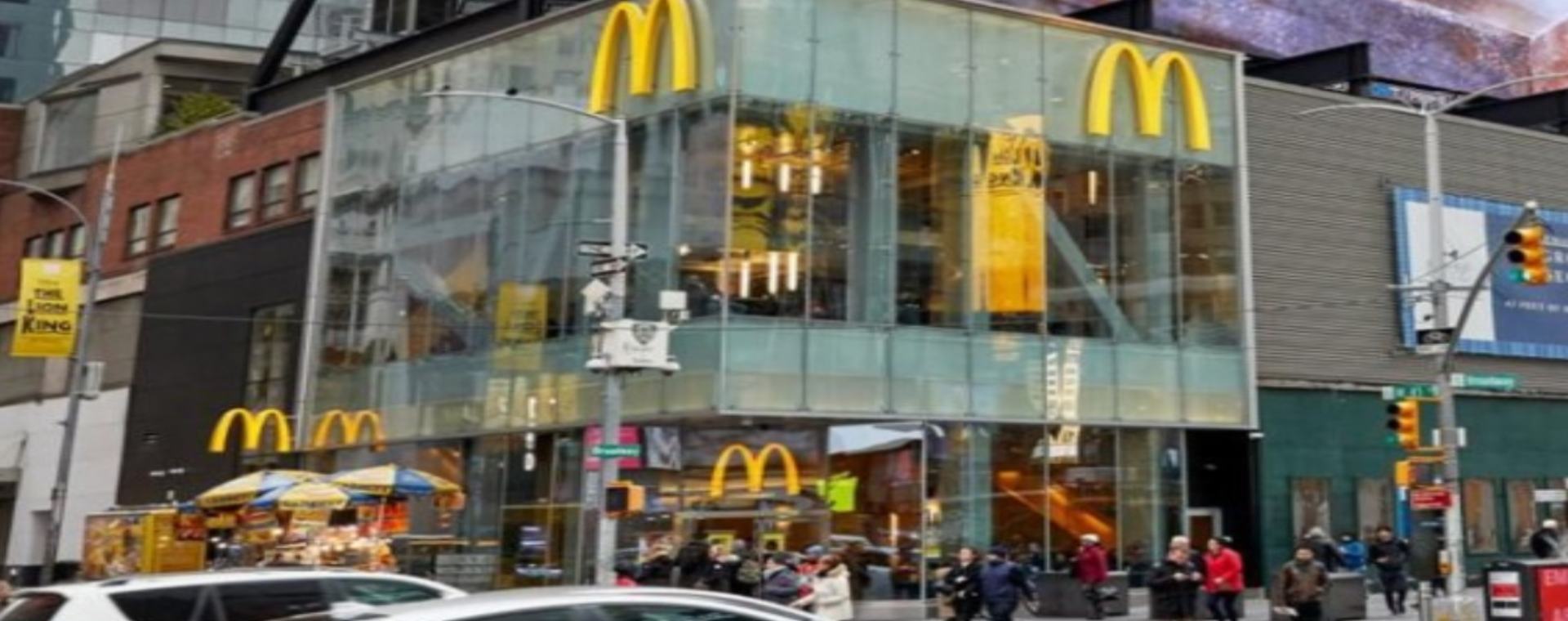 Perusahaan waralaba Amerika Serikat (AS) McDonalds menutup semua restoran dan menghentikan sementara semua operasi di Rusia. Keputusan ini menyusul invasi Rusia atas Ukraina yang sudah berlangsung dua pekan. - mcdonalds.com