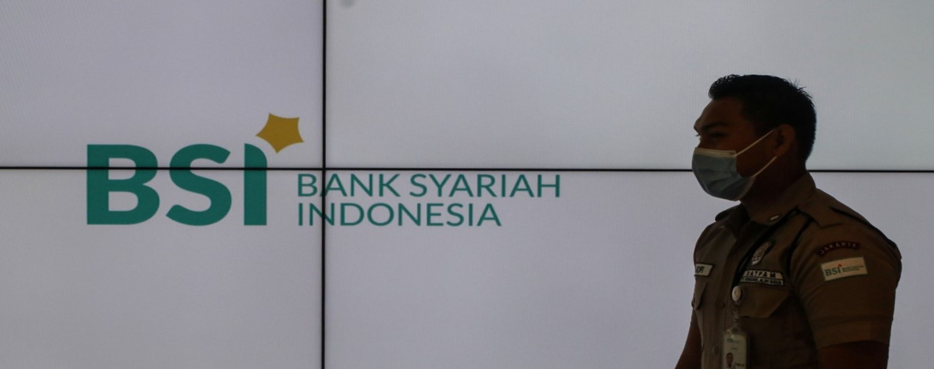 Karyawan beraktivitas di salah satu kantor cabang Bank Syariah Indonesia di Jakarta, Rabu (1/9/2021). - Bisnis/Eusebio Chrysnamurti.