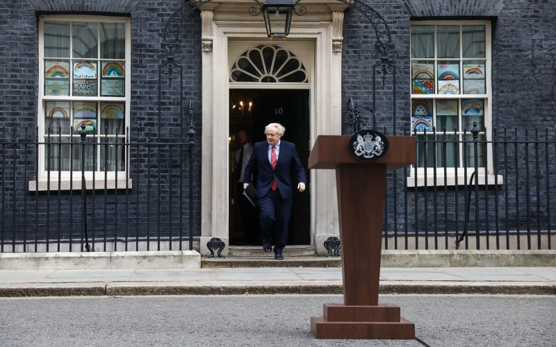 Perdana Menteri (PM) Inggris Boris Johnson bersiap memberikan keterangan di luar kantornya di 10 Downing Street di London, Inggris, Senin (27/4/2020). - Bloomberg/Simon Dawson
