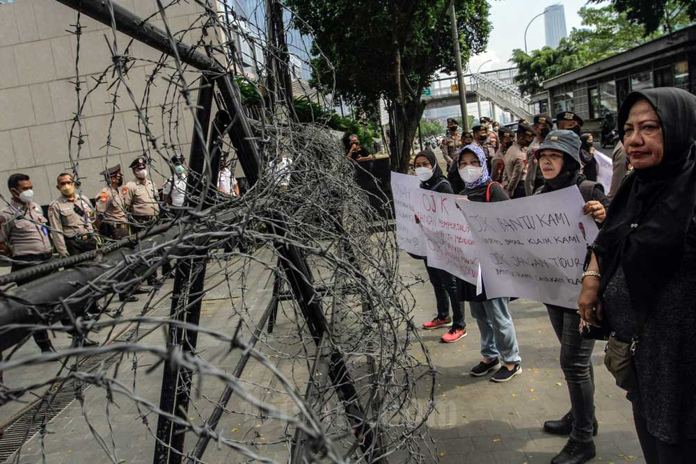 Ilustrasi - Nasabah gagal bayar klaim polis asuransi AJB Bumiputera melakukan aksi di depan kantor Otoritas Jasa Keuangan (OJK), Jakarta, Senin (23/5/2022). Bisnis - Fanny Kusumawardhani   