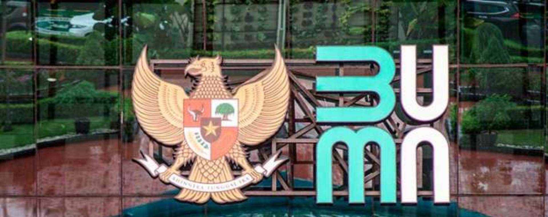 Logo baru Kementerian Badan Usaha Milik Negara (BUMN) terpasang di Gedung Kementerian BUMN, Jakarta, Kamis (2/7 - 2020). ANTARA FOTO / Aprillio Akbar